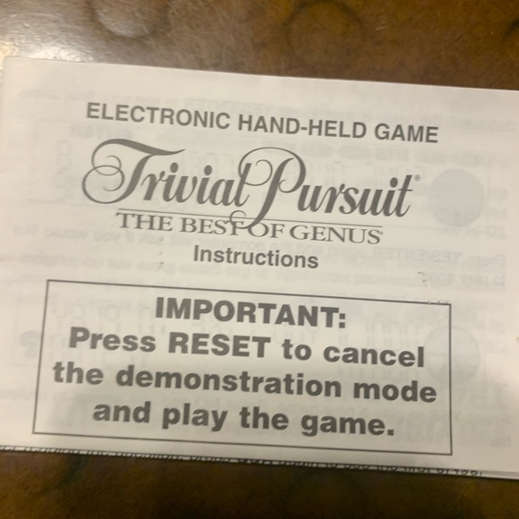 Tested & Works......Trivial Pursuit Electronic Hand-Held Game: The Best of Genus - Picture 8 of 8